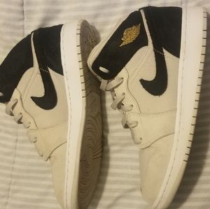 Beautiful Jordan 1 Mid Light Bone Metallic gold Black 6.5Y Youth 8 Women's GS